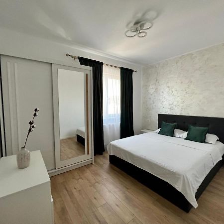Central Riverfront Apartment Букурещ Екстериор снимка